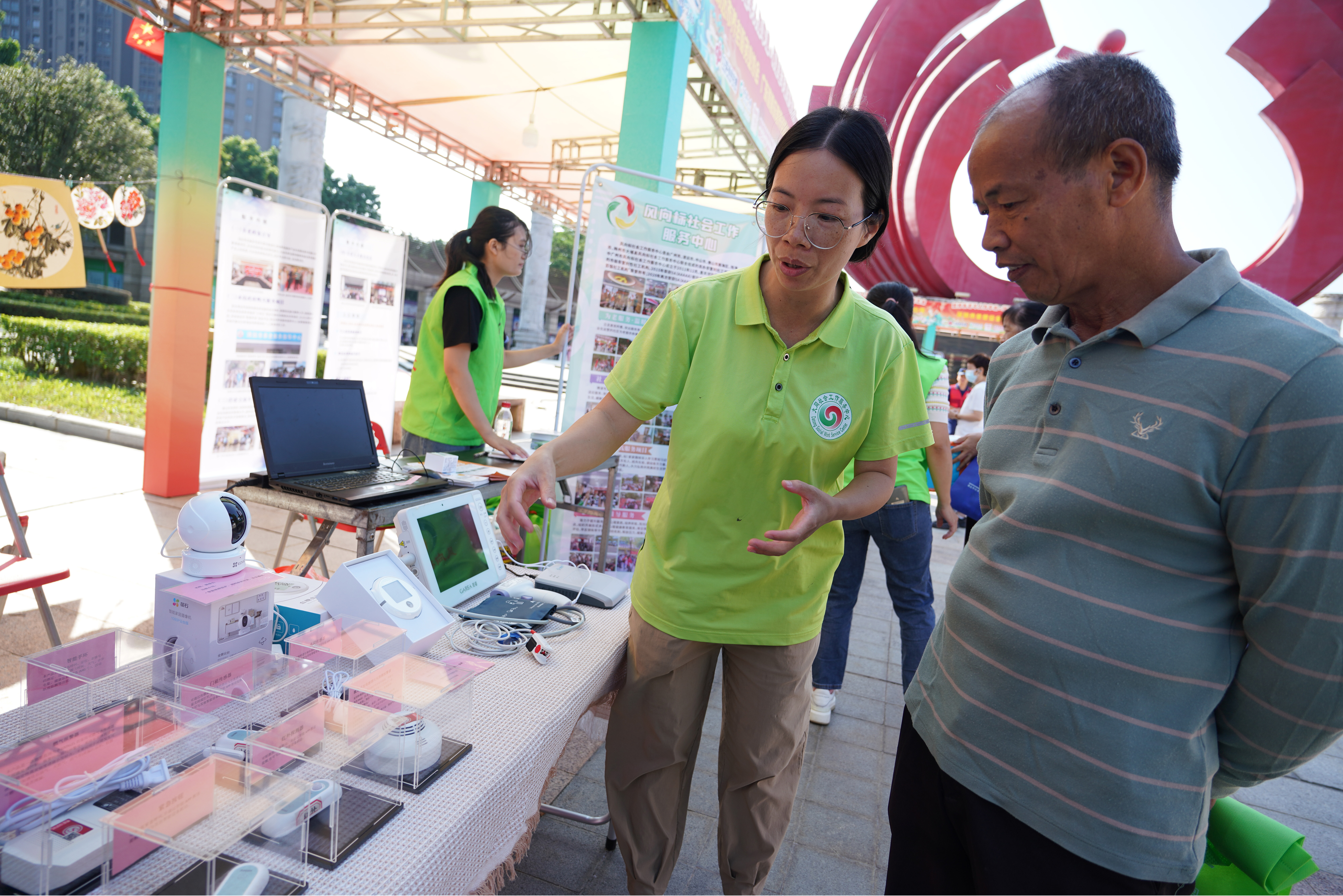 市民逛適老化產(chǎn)品展，了解涉老政策和體驗養(yǎng)老服務(wù)。清遠日報記者 劉淑芳 攝 劉淑芳 攝 劉淑芳 攝